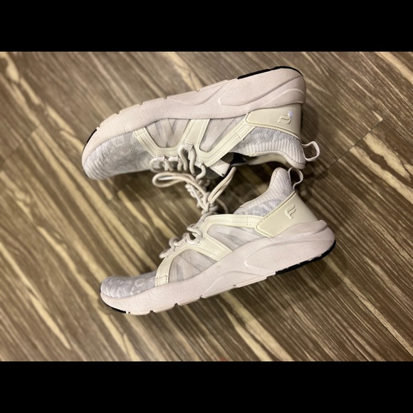 Like new Fabletics Caheunga Performance Sneaker - Picture 4 of 7